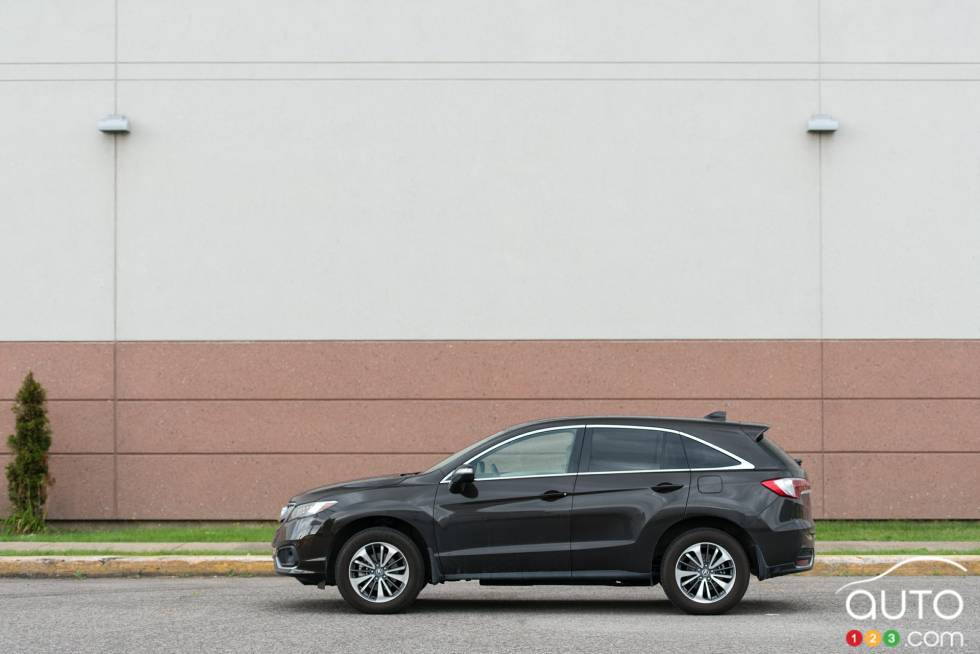 Vue de côté de l'Acura RDX Elite 2016