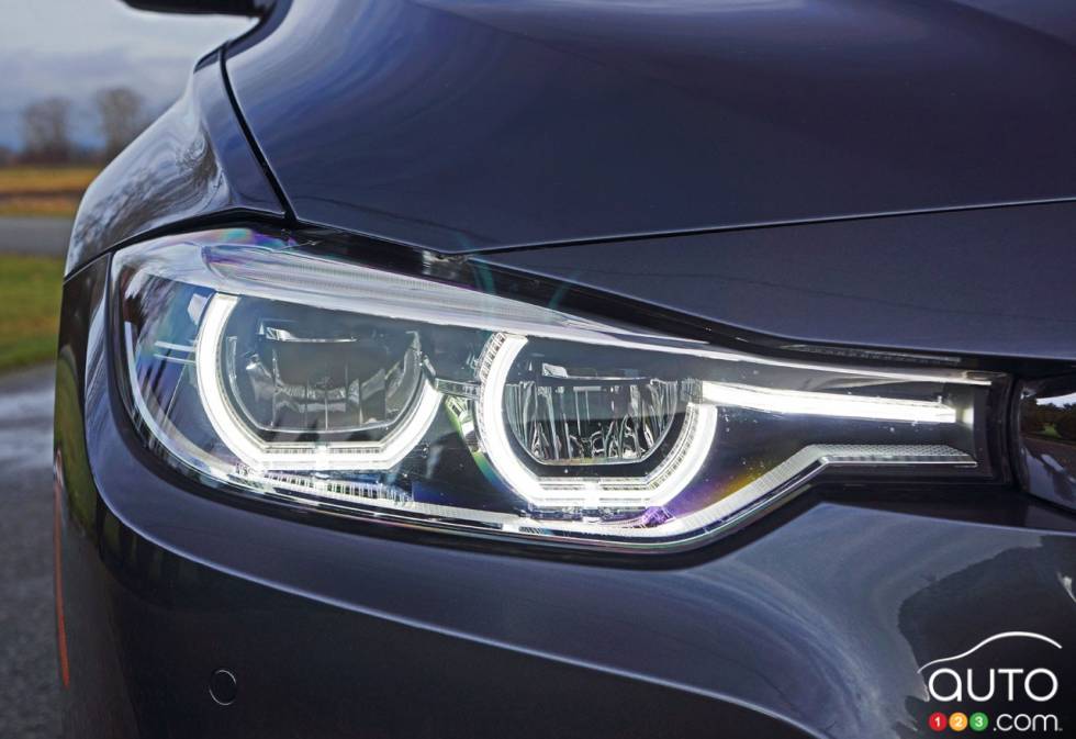 Phare avant de la BMW 340i xDrive 2016