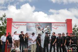 L.P. Dumoulin, WeatherTech Canada/Bellemare Dodge célèbre sa victoire avec son équipe après la course