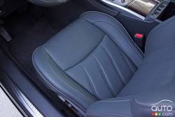 2016 Infiniti Q70L seat detail