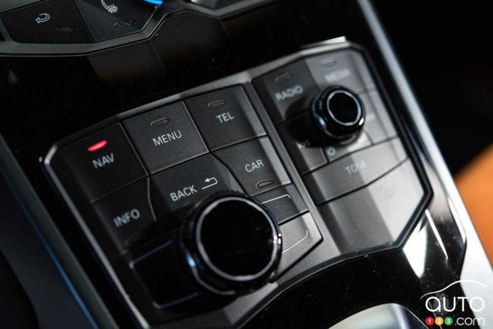 2015 Lamborghini Huracan infotainement controls