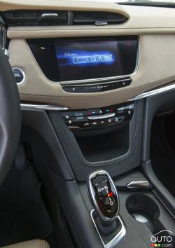 2017 Cadillac XT5 center console