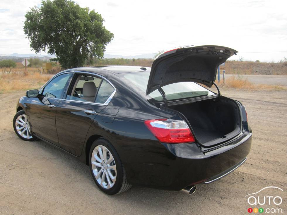 Rear 3/4 view, trunk open