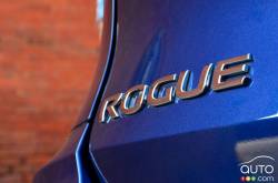 2017 Nissan Rogue model badge