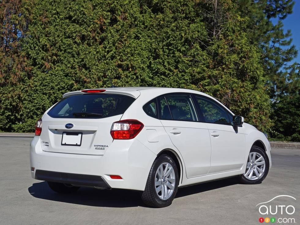 Vue 3/4 arrière de la Subaru Impreza 5 portes touring 2016