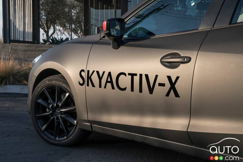 Vue de profil de la Mazda3 avec le moteur SKYACTIV-X