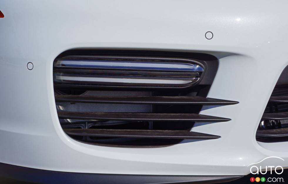 2016 Porsche Panamera GTS fog light