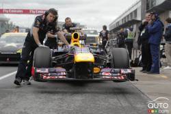 La voiture de Sebastian Vettel poussée pas des mécaniciens après une inspection technique.