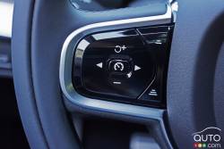Commande pour le régulateur de vitesse sur le volant du Volvo XC90 T6 R design 2016