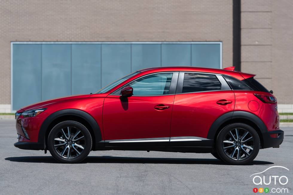 Vue côté de la Mazda CX-3 GT 2016