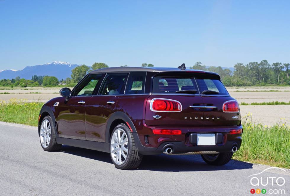 Vue 3/4 arrière de la MINI Cooper S Clubman 2016