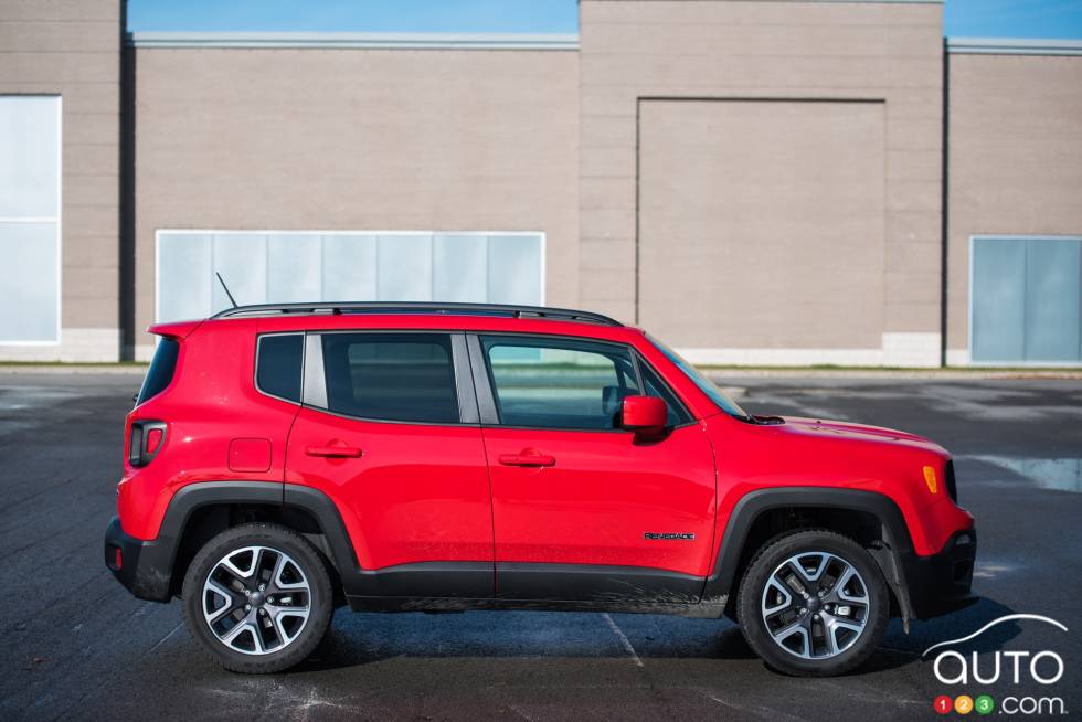 Vue de côté du Jeep Renegade 2016