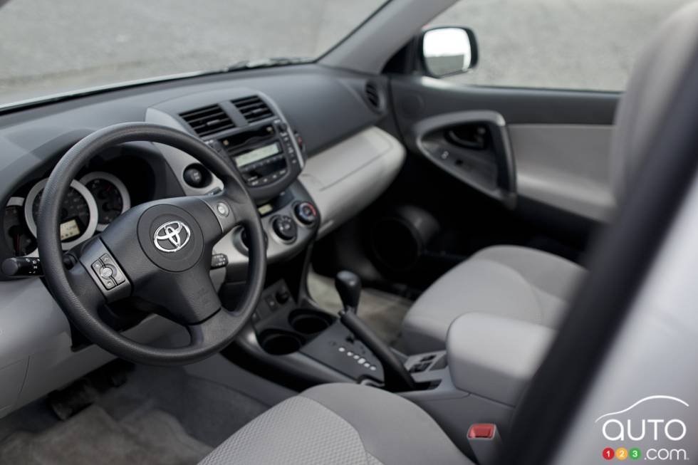 Steering wheel and dashboard