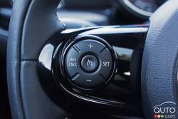 Commande pour le régulateur de vitesse sur le volant de la MINI Cooper S Clubman 2016