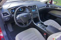 Habitacle du conducteur de la Ford Fusion Hybride 2017