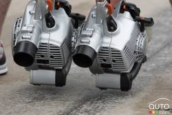 Les mécanos de l'écurie Red Bull Racing utilise des ventilateurs pour sécher la chaussée sur la ligne des puits.