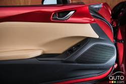 2016 Mazda MX-5 door panel