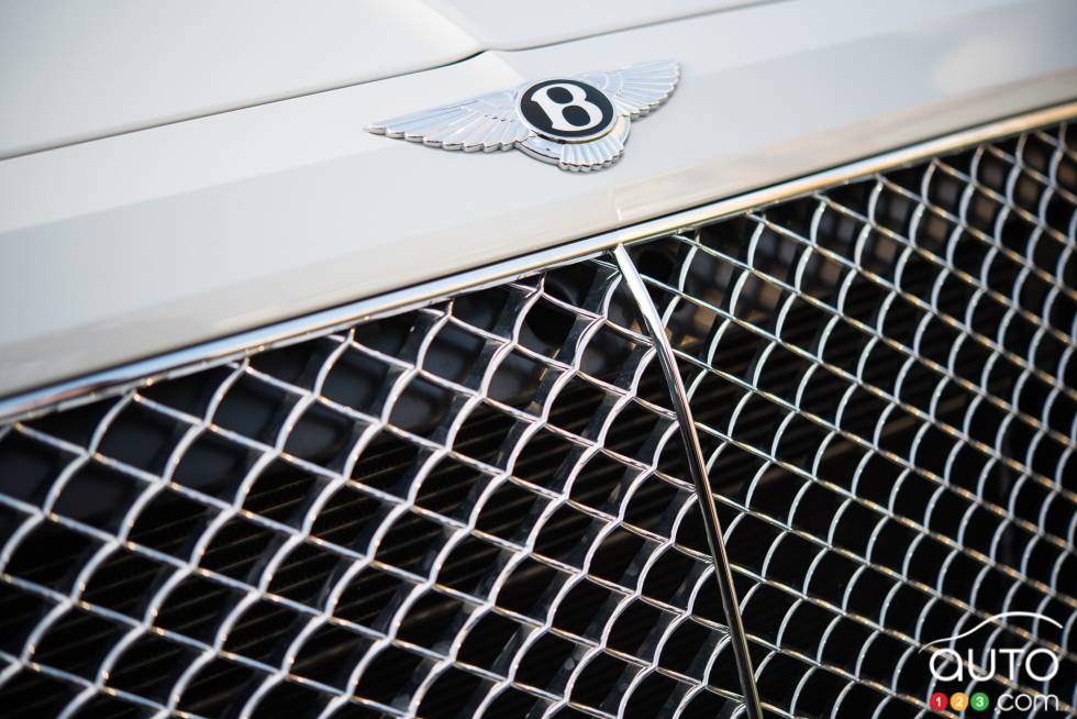 2017 Bentley Bentayga manufacturer badge