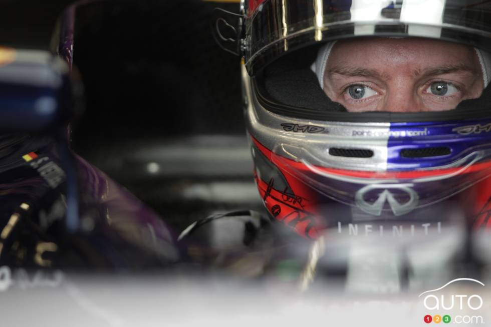 Sebastian Vettel abord de l'Infiniti Red Bull dans son garage.