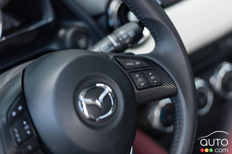 Commande pour le régulateur de vitesse sur le volant de la Mazda CX-3 GT 2016