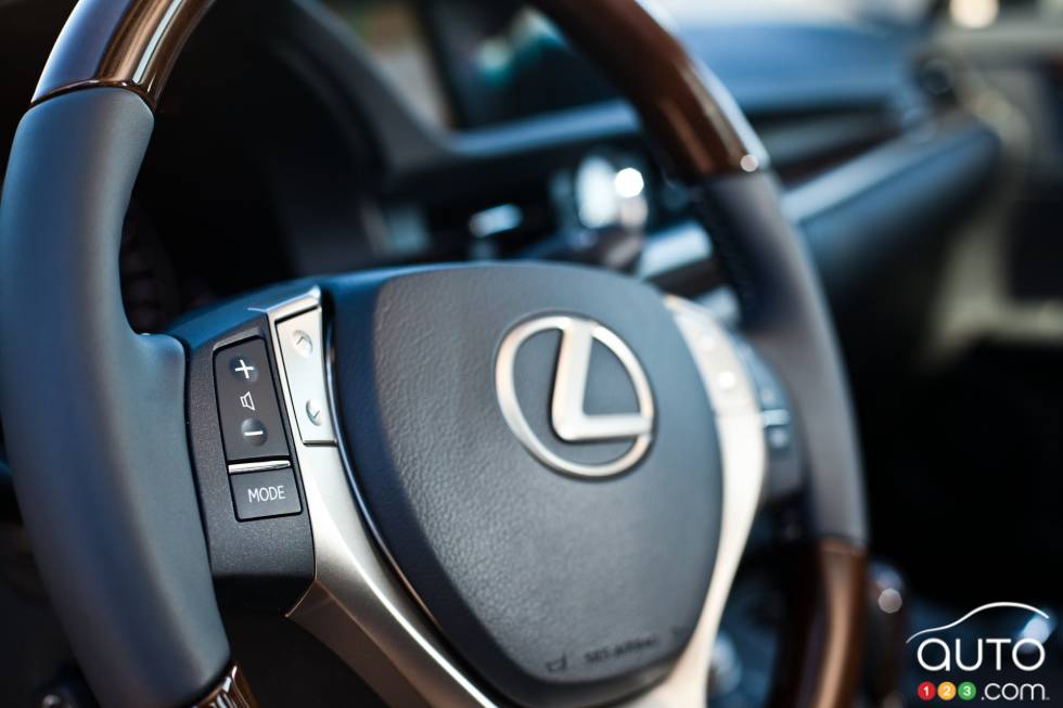 Steering wheel with controls