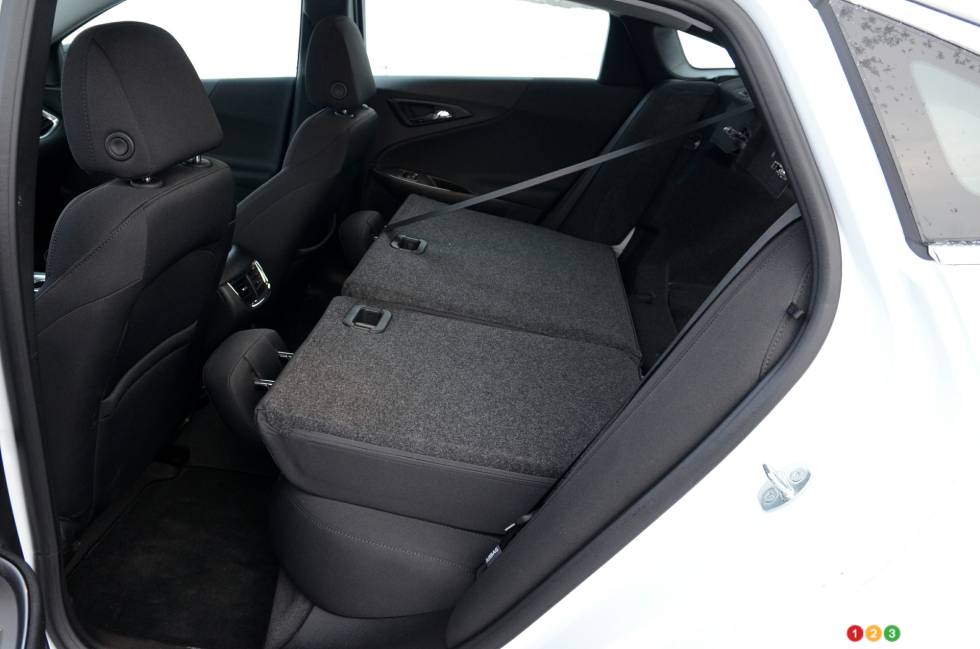 Folding rear bench seat