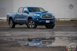 2016 Toyota Tacoma V6 TRD front 3/4 view
