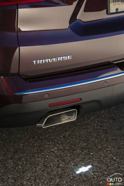 Available on the 2018 Traverse is a new, hands-free power liftgate that project a Chevrolet bowtie emblem on the ground