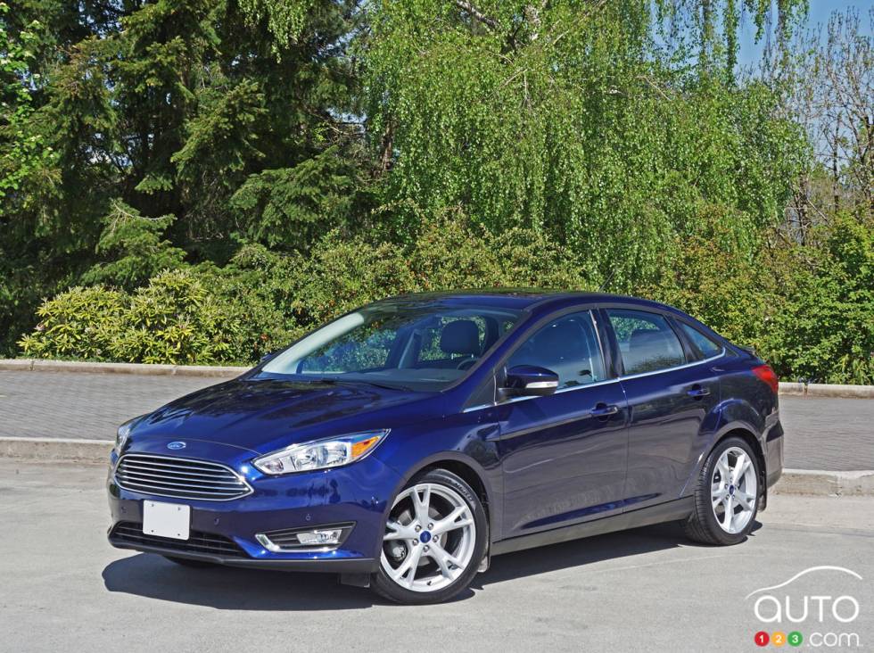2016 Ford Focus Titanium front 3/4 view