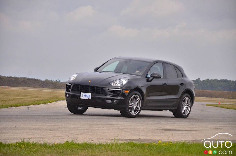 2017 Porsche Macan front 3/4 view