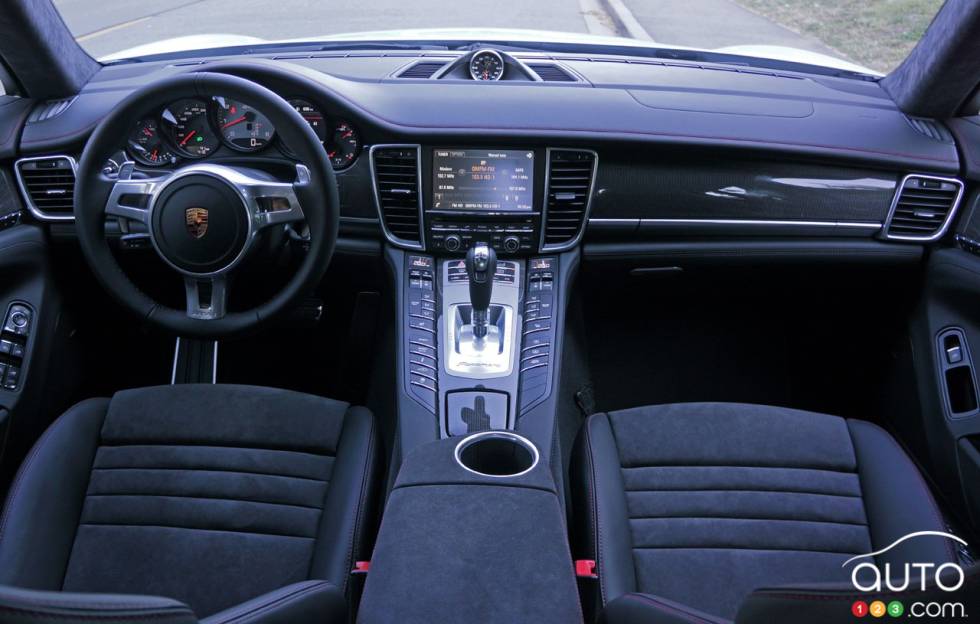 2016 Porsche Panamera GTS dashboard