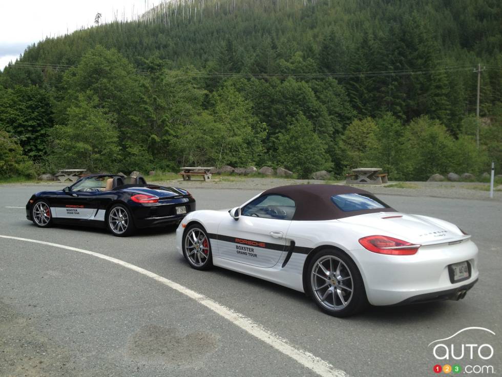 Vue 3/4 arrière, modèles noir et blanc