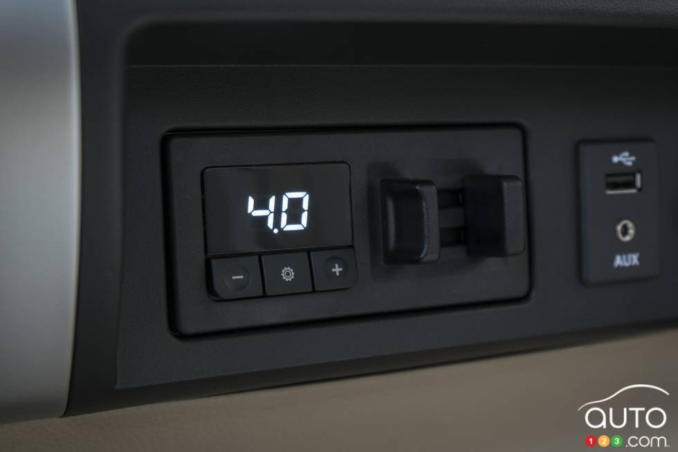 2017 Nissan TITAN Single Cab interior details