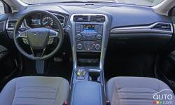 Tableau de bord de la Ford Fusion Hybride 2017