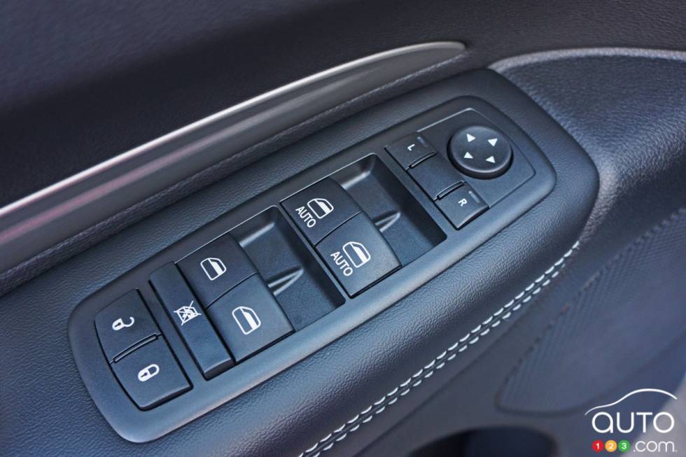 2016 Dodge Durango SXT interior details