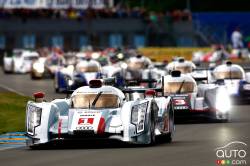 Audi R18 e-tron quattro leading the race on the first lap.