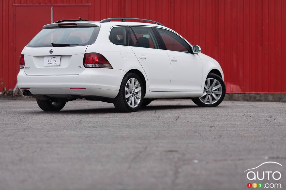 Vue 3/4 arrière droit éloignée