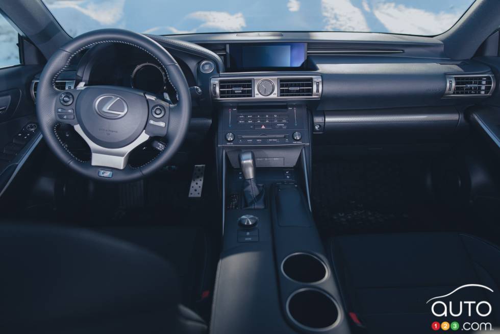 2016 Lexus IS300 AWD pictures Auto123