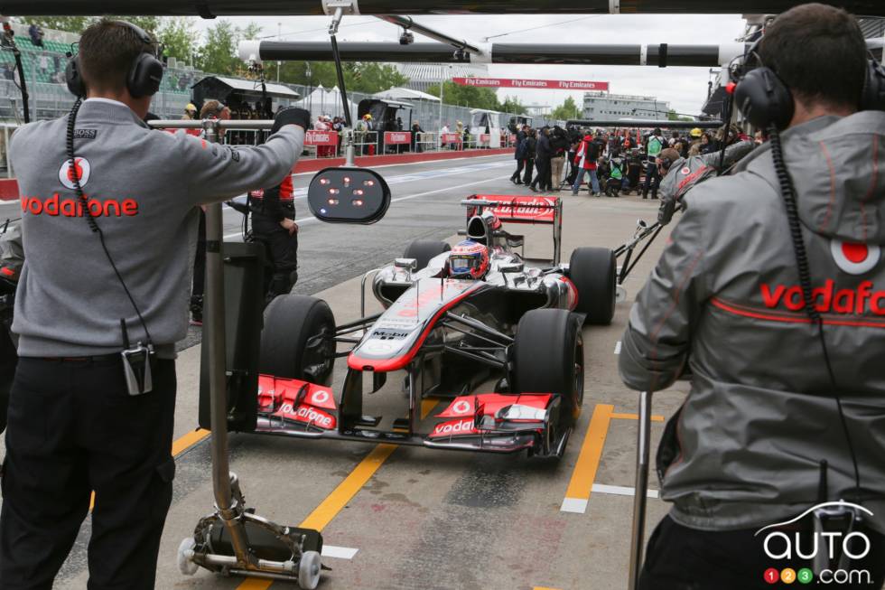 L'écurie Vodafone McLaren Mercedes pratiquant un arrêt au puits.