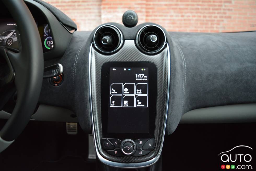 2016 McLaren 570s infotainement display