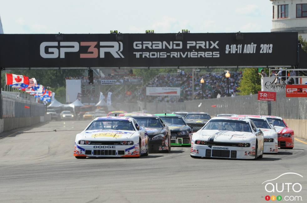 Alex Tagliani, Dicom Express/EPIPEN/Sennheiser Dodge and L.P. Dumoulin, WeatherTech Canada/Bellemare Dodge at the start