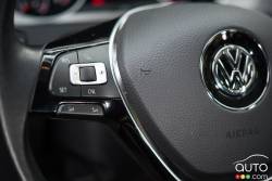 Commande pour le régulateur de vitesse sur le volant de la Volkswagen Golf Sportwagen 2016