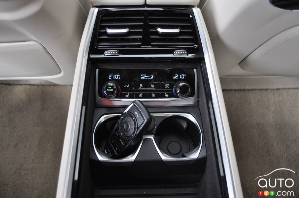 2016 BMW 750Li xDrive rear center console