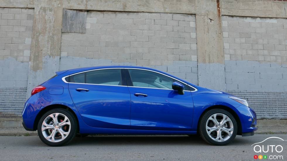 2017 Chevrolet Cruze Hatchback side view