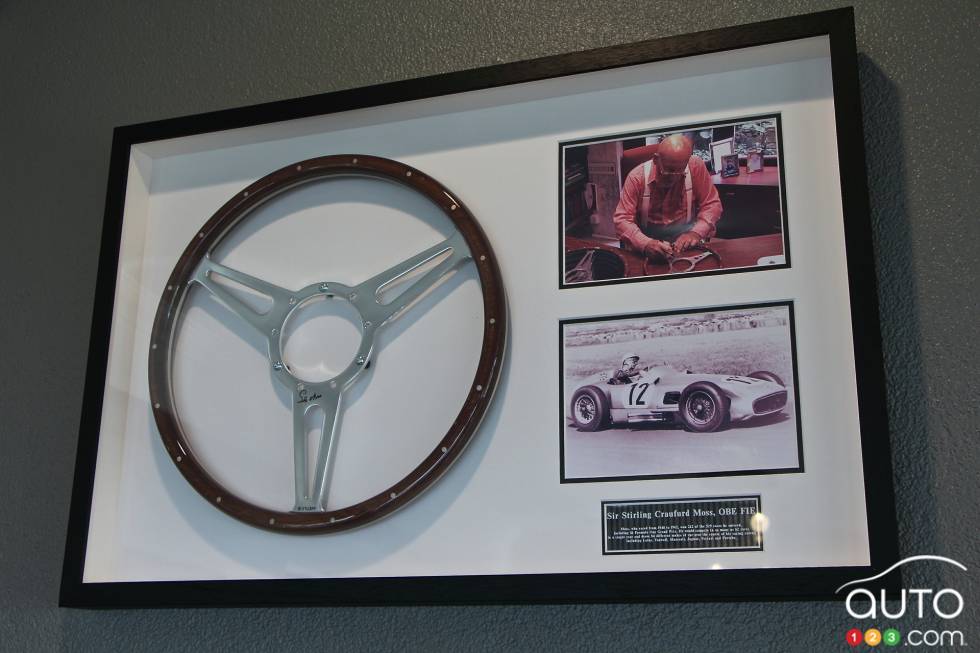 Un cadre avec un volant que Stirling Moss a utilisé 