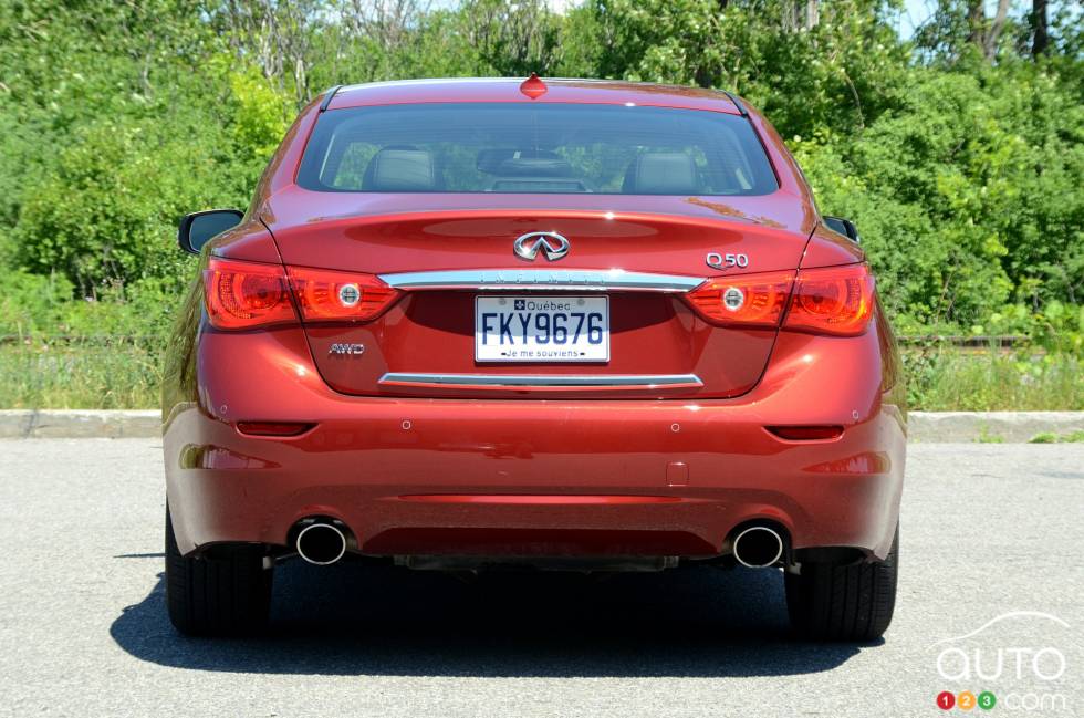 Vue arrière de l'Infiniti Q50 2.0T 2016