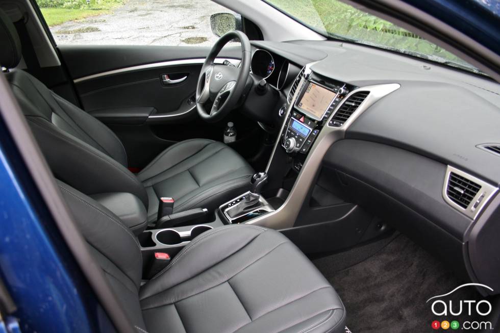 Tableau de bord et sièges avant