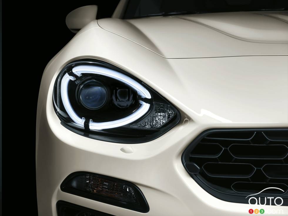 Phare avant de la Fiat 124 Spyder 2017