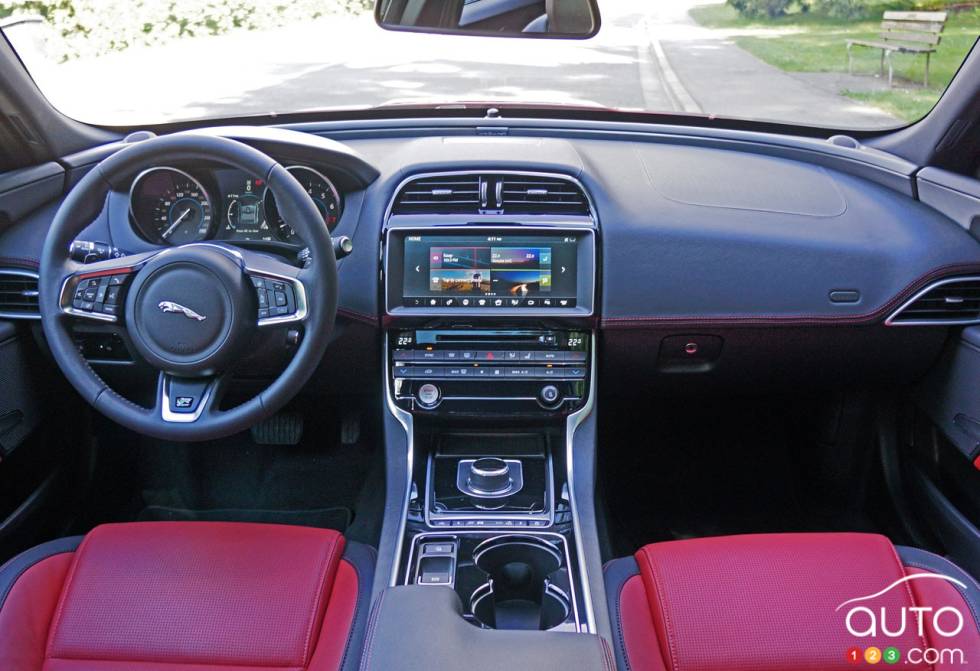 2017 Jaguar XE 35t AWD R-Sport dashboard