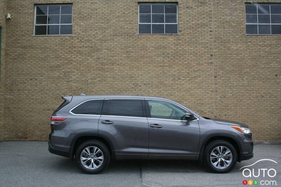 2016 Toyota Highlander LE plus side view